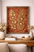 Florales Holz Wandbild mit Antik Gold Motiv auf Platane Maser Echtholzfurnier und Amazakoué Rahmen in modernem Wohnraum
