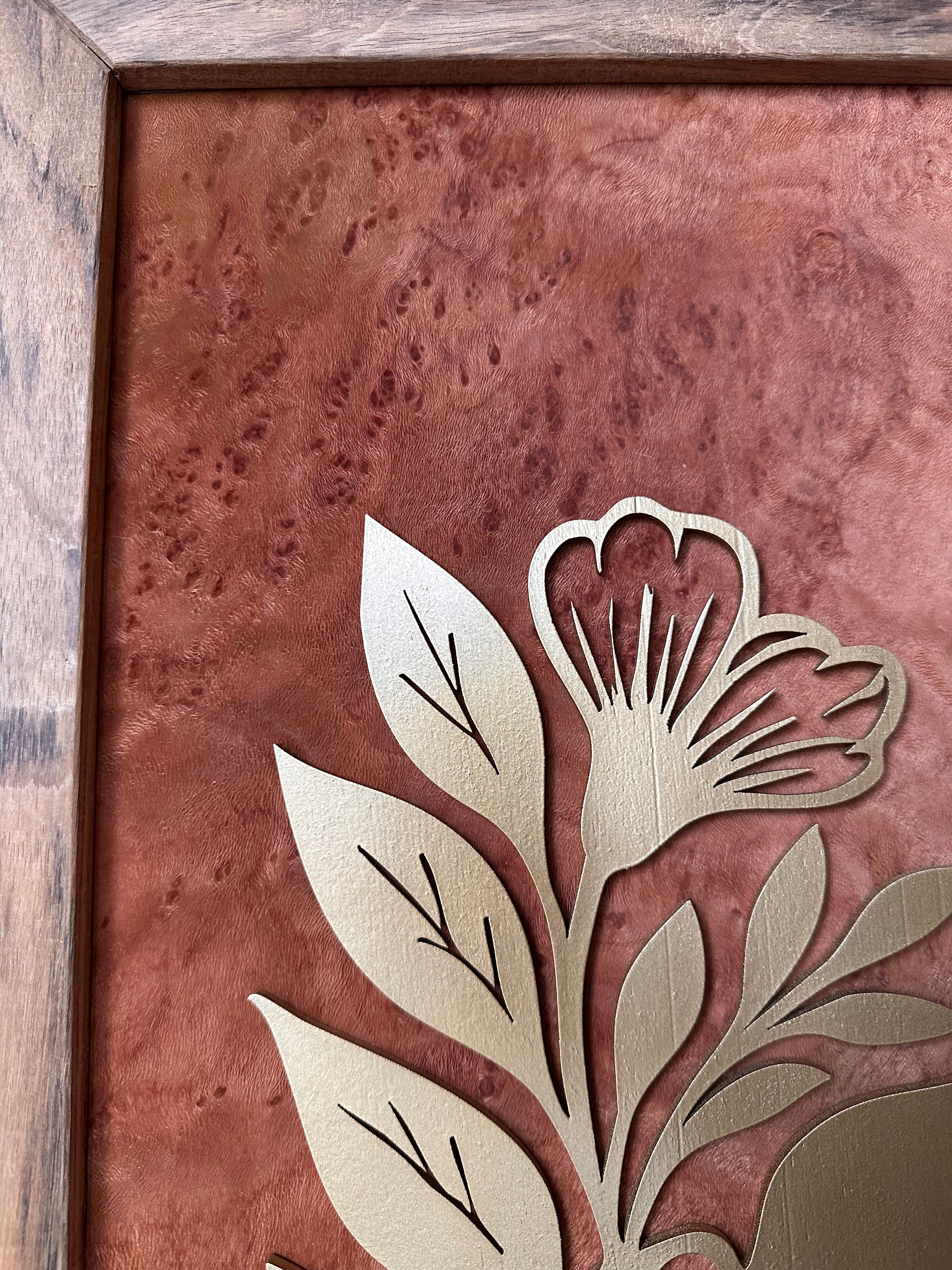 Florales Holz Wandbild mit Antik Gold Motiv auf Platane Maser Echtholzfurnier und Amazakoué Rahmen in modernem Wohnraum