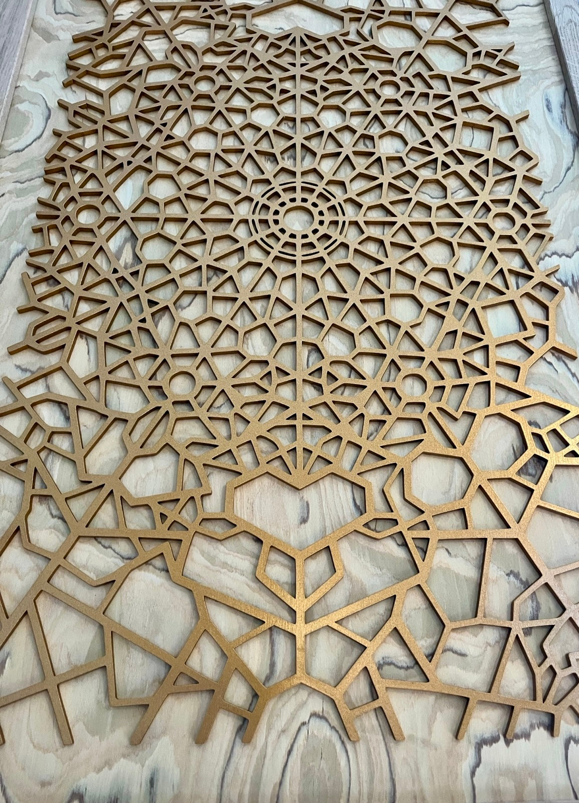 Modernes Holz Wandbild mit goldener geometrischer Form auf Wildolive Echtholzfurnier