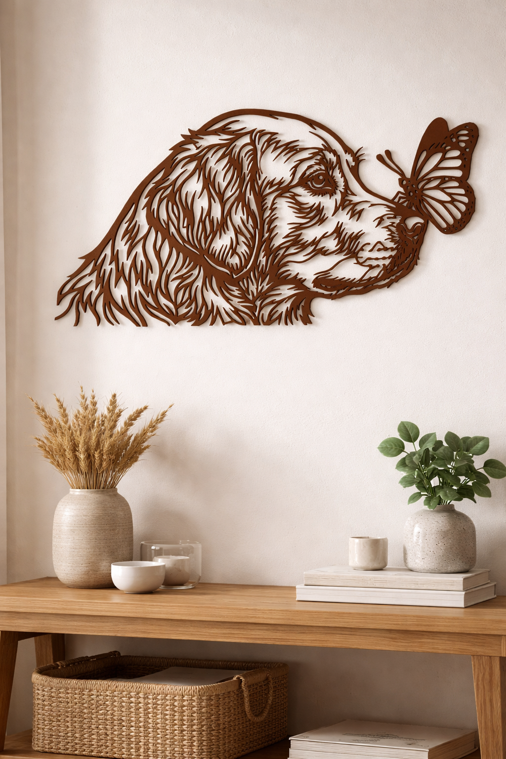 Filigranes Hund Holz Wandbild mit Schmetterling als moderne Tier Wanddeko
