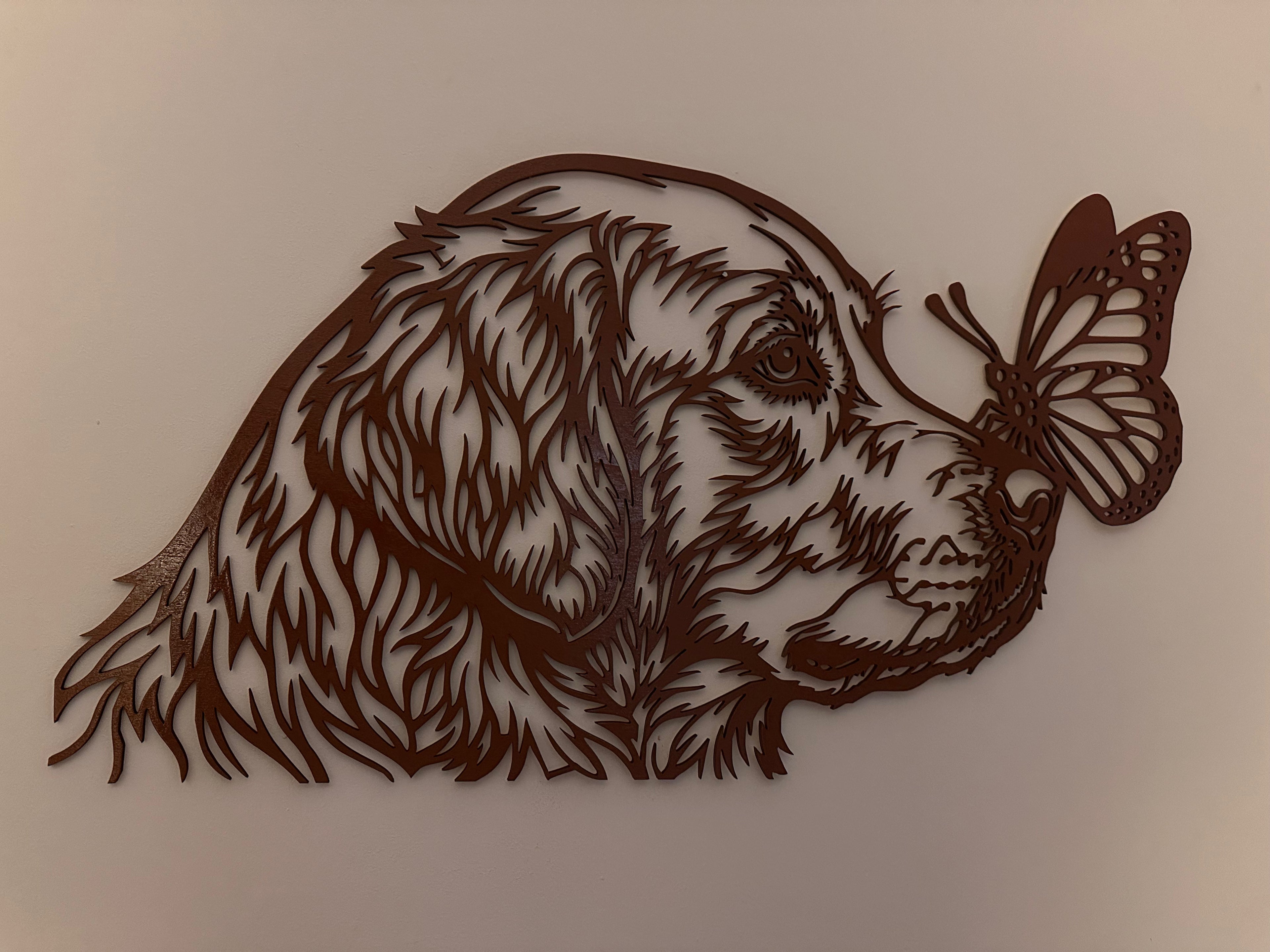 Filigranes Hund Holz Wandbild mit Schmetterling als moderne Tier Wanddeko