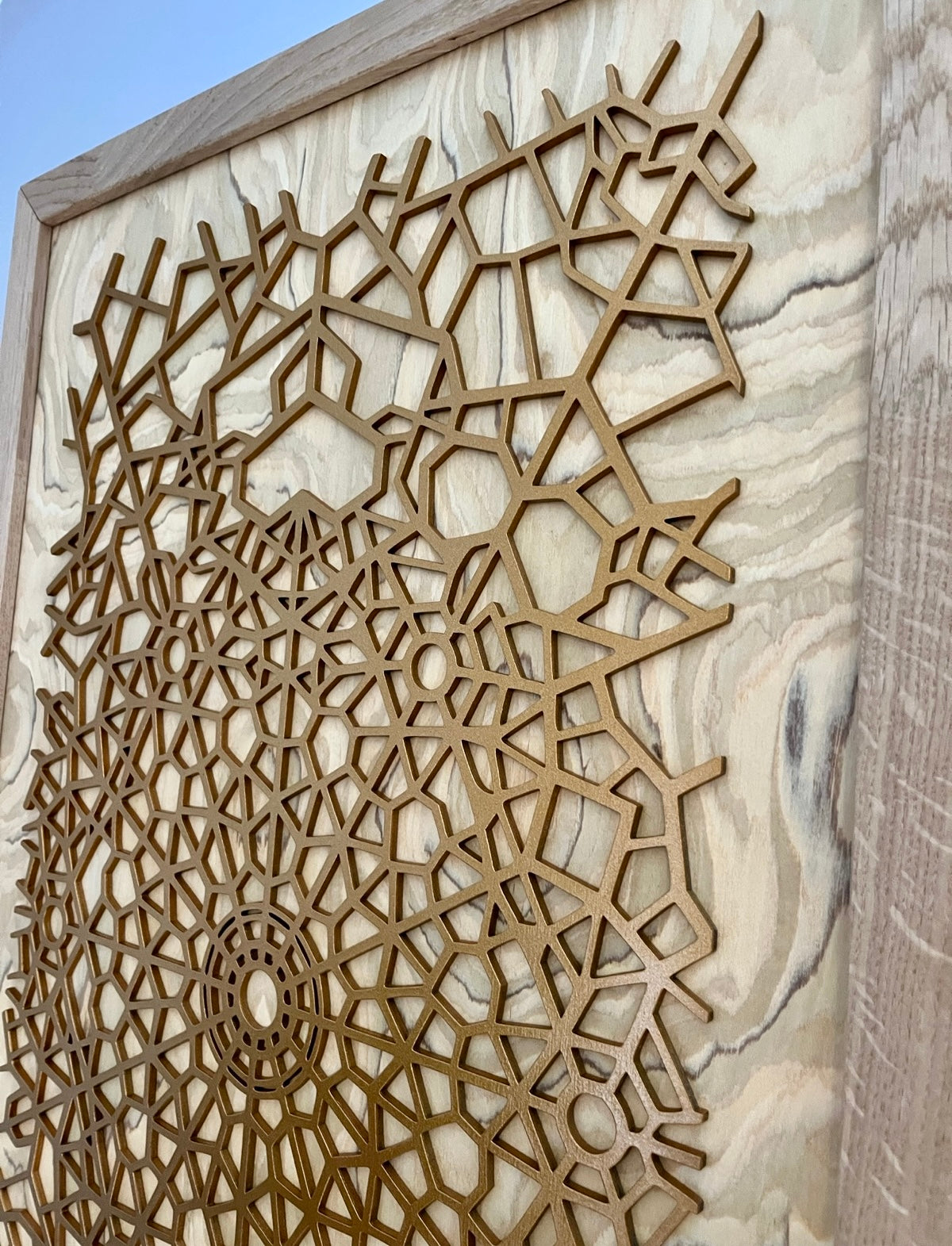 Modernes Holz Wandbild mit goldener geometrischer Form auf Wildolive Echtholzfurnier