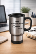 Silber Edelstahl Thermobecher mit Spruch „Meine Schlabberschnute braucht Kaffee“ auf Holztisch mit Kaffeezubehör