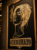 Handgefertigtes Smokers Lounge Holz Wandbild aus Mooreiche mit elfenbeinfarbenem Motiv und Birnbaum Rahmen