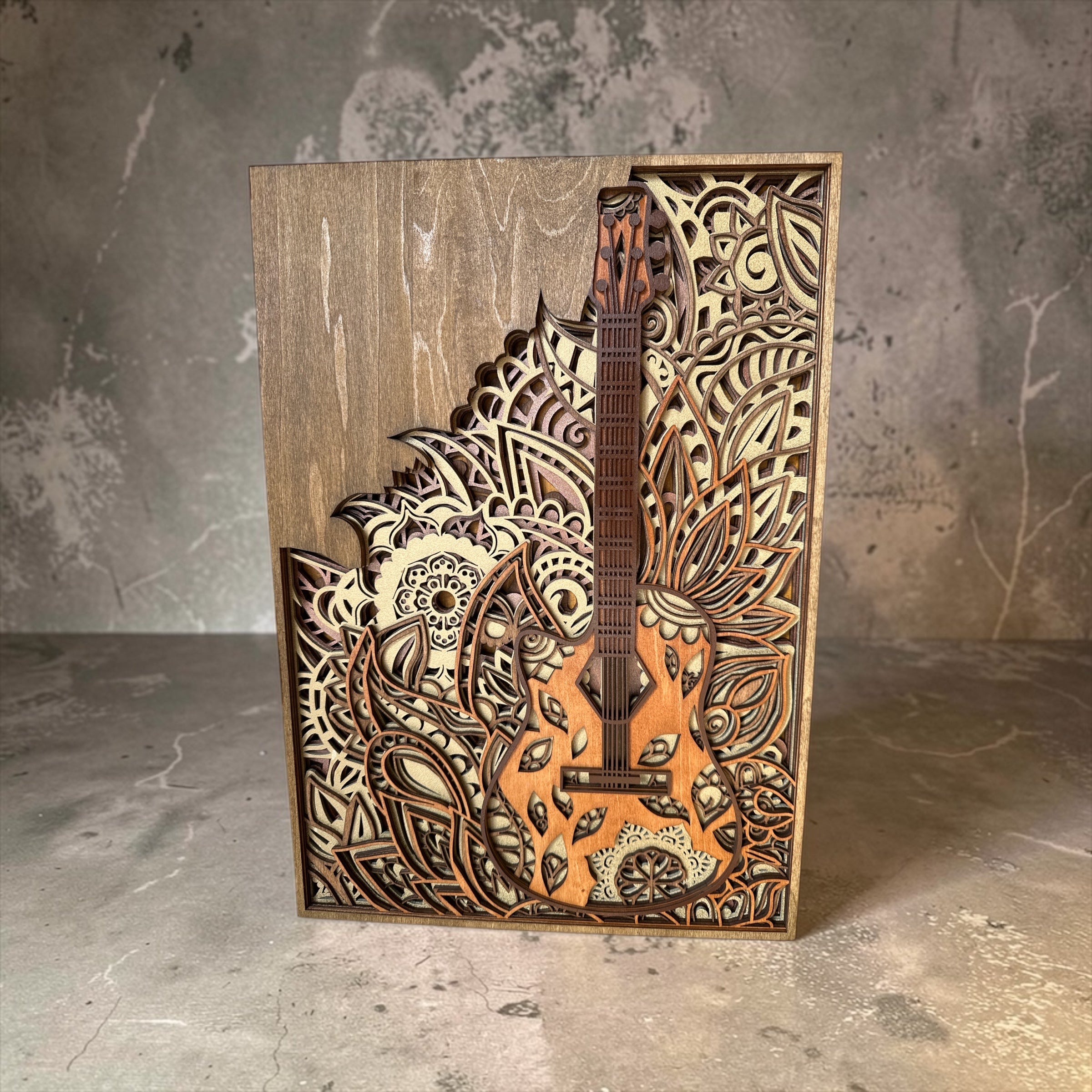 3D Holzkunst Wandbild „Gitarre“ – mehrlagiges Unikat aus 8 Holzlagen