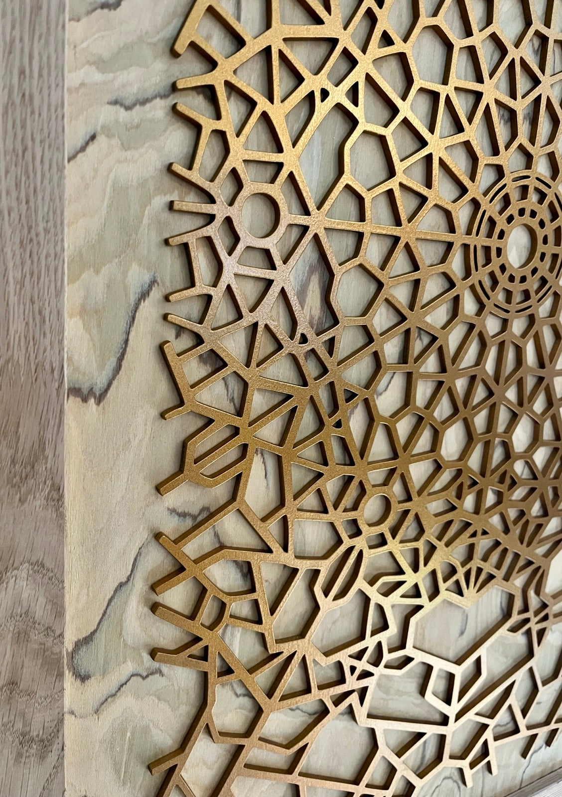 Modernes Holz Wandbild mit goldener geometrischer Form auf Wildolive Echtholzfurnier