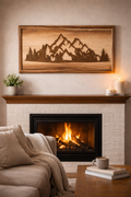 Handgefertigtes Holz Wandbild mit Berglandschaft aus Zebrano-Holz über modernem Kamin
