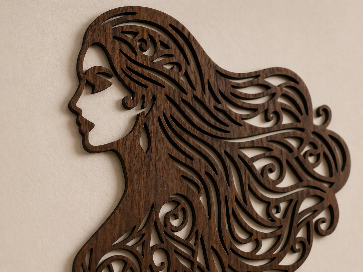 Elegantes Frauen Holz Wandbild mit filigraner Silhouette in dunkler Nussbaum Optik